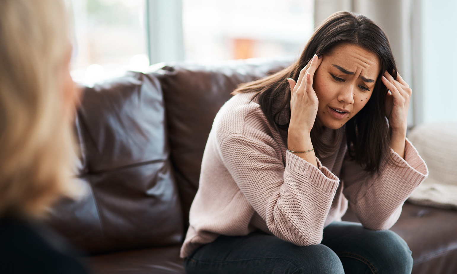 distraught-woman-on-therapy-couch